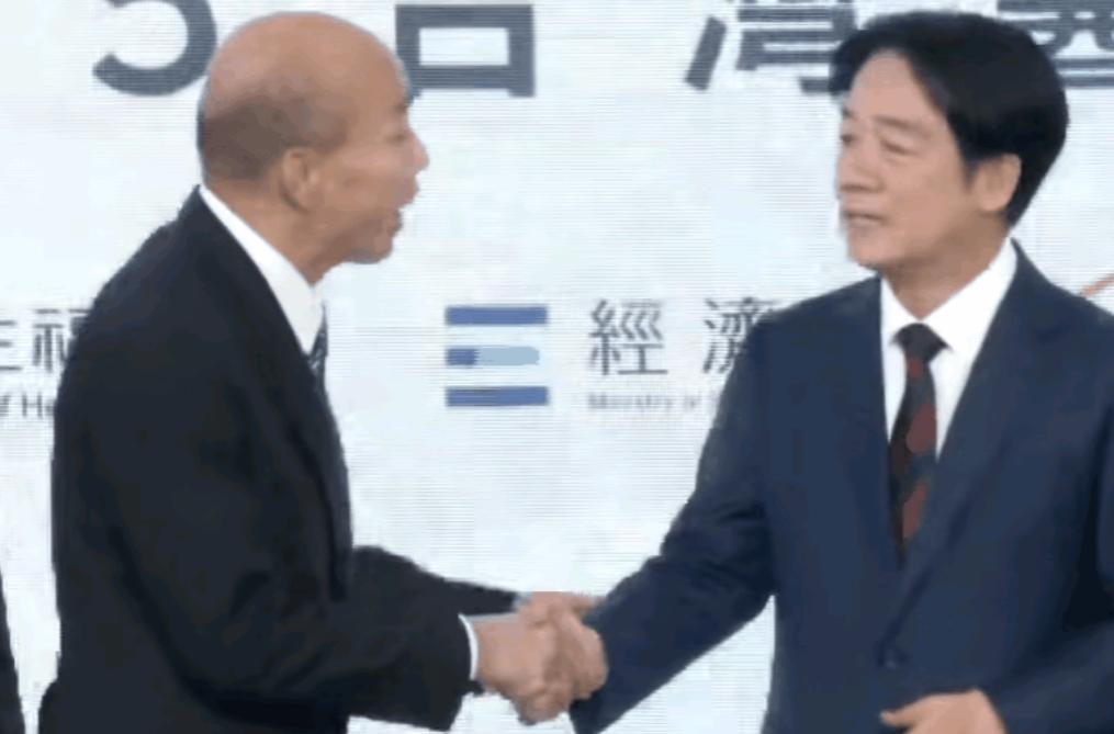 这俩人的表情也太精彩了！赖清德和韩国瑜见面了，还握了手，可他们俩的表情，让我笑喷