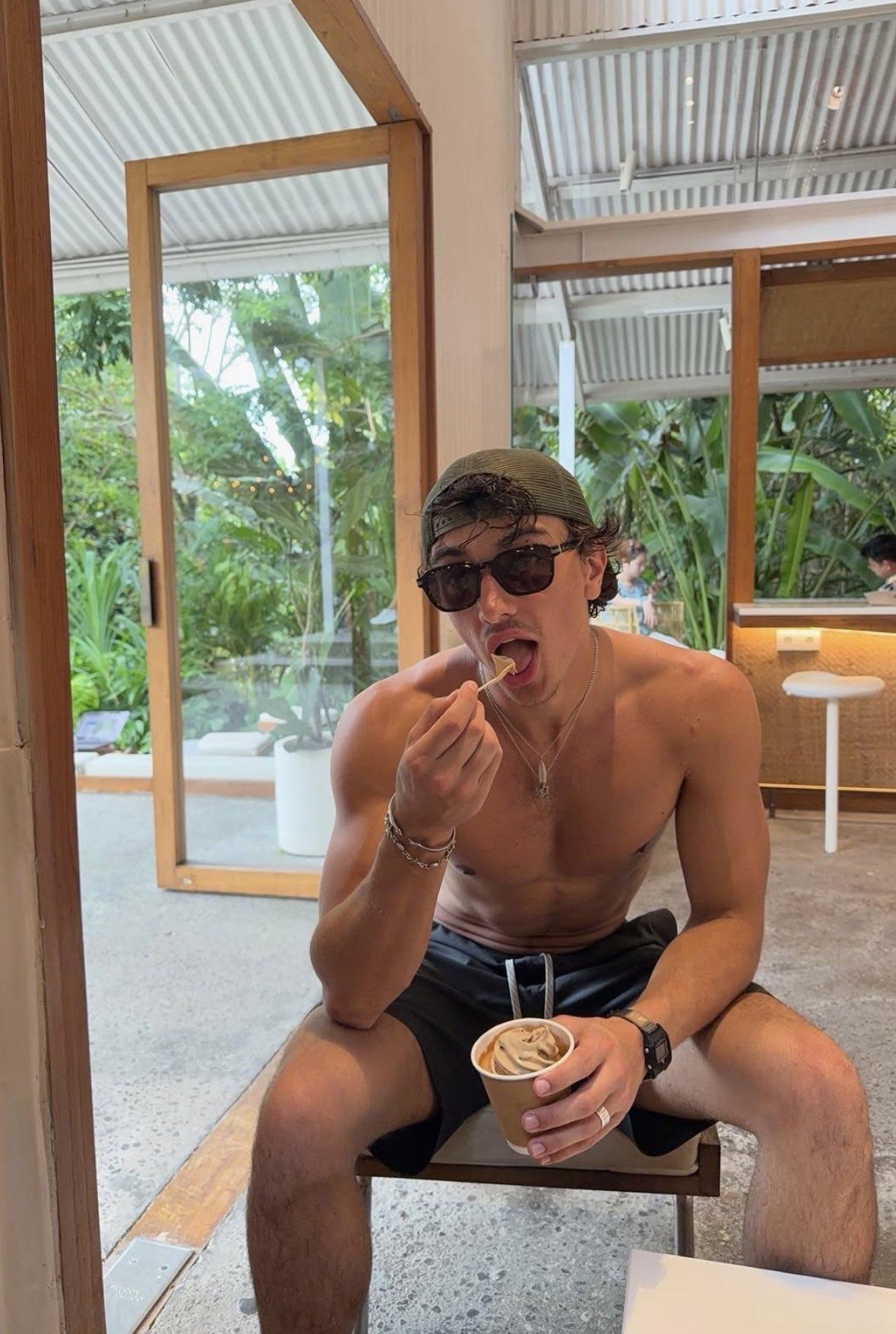 已婚男 Gavin Casalegno 在巴厘岛吃冰淇淋，照片居然是他老婆拍摄和