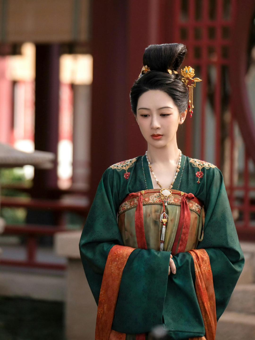 杨紫用作品证明实力派永远有市场杨紫永远只在演好每一部戏台上落泪诉说多年坚持，台下