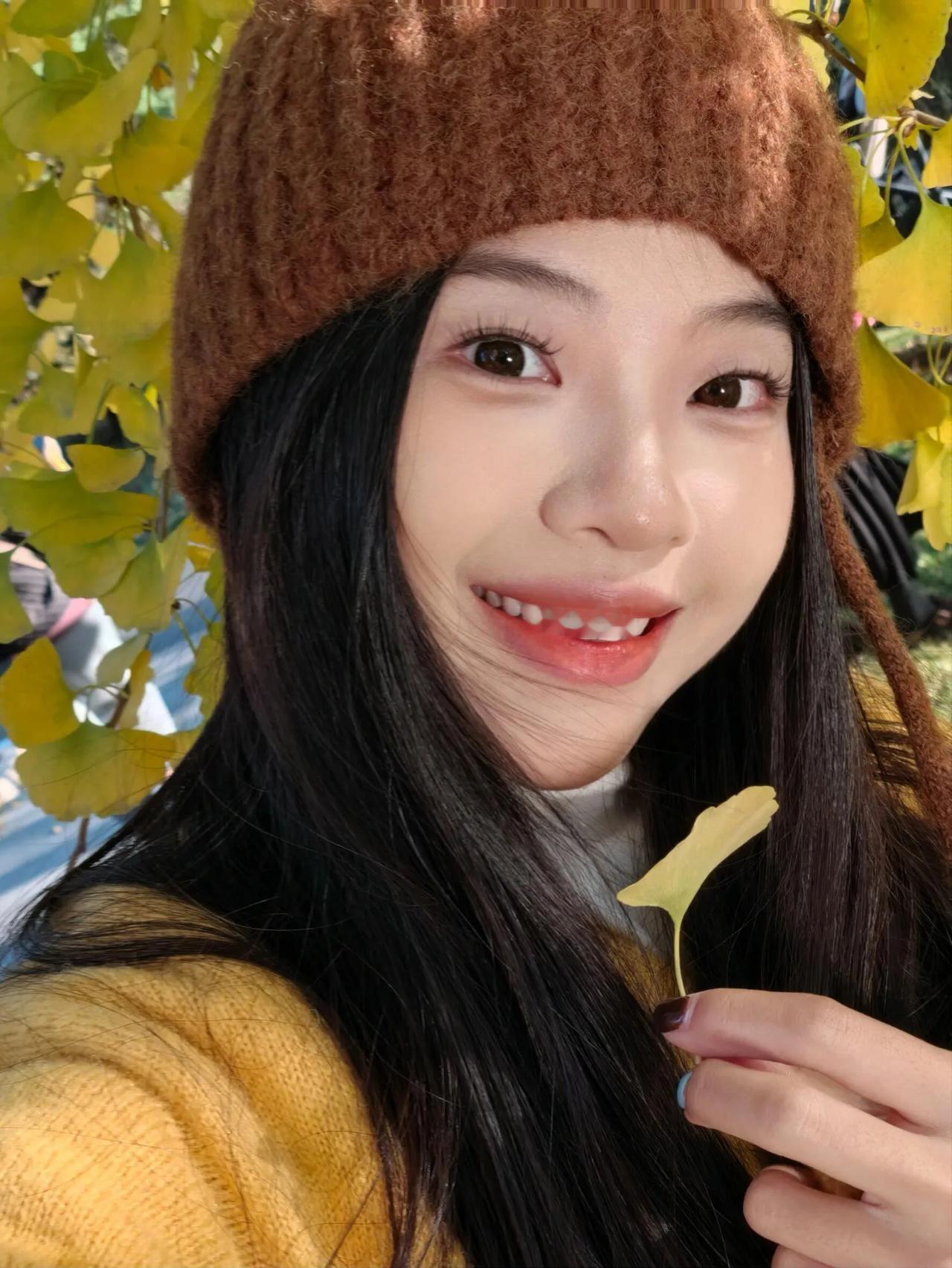 秋风吹拂美人轻笑美女配秋景 活泼可爱穿搭