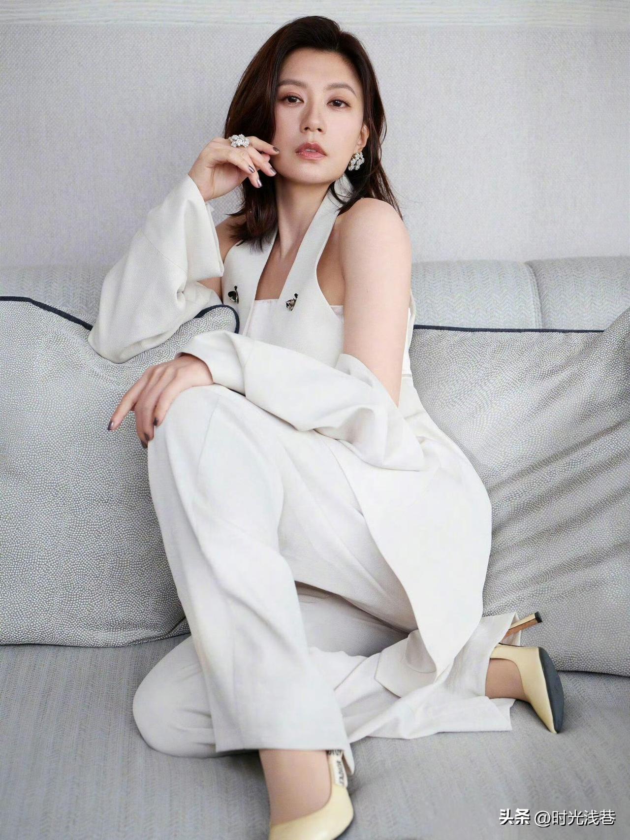 穿着高跟鞋踩在沙发上的贾静雯，优雅知性，迷人风采依旧！