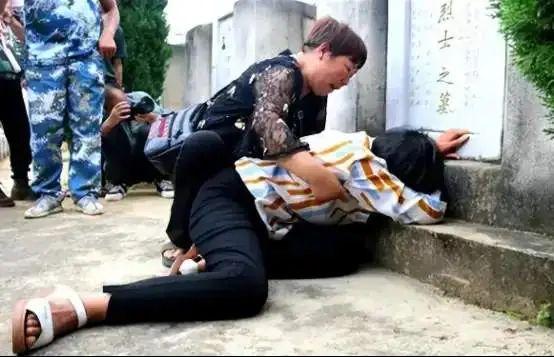 1984年，一名战士在老山前线壮烈牺牲，新婚妻子为了替他照顾这个家，竟然改嫁给一