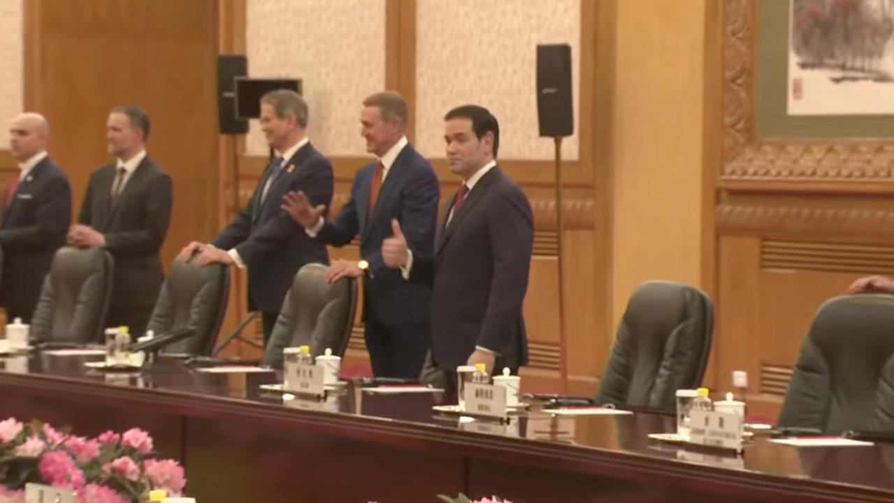 有意思，鲁比奥很放松啊，一直用手指往大会堂天棚上指，中途还竖了大拇指，又找贝森特