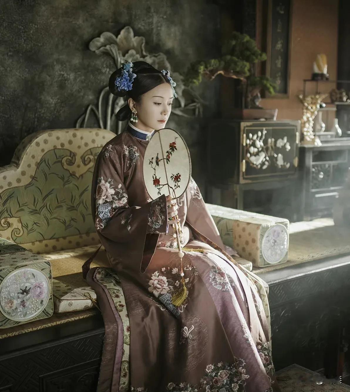 嘉庆三年，秀女富察氏中选，可还没等富察氏将好消息告诉娘家，嘉庆帝传旨，富察氏将去