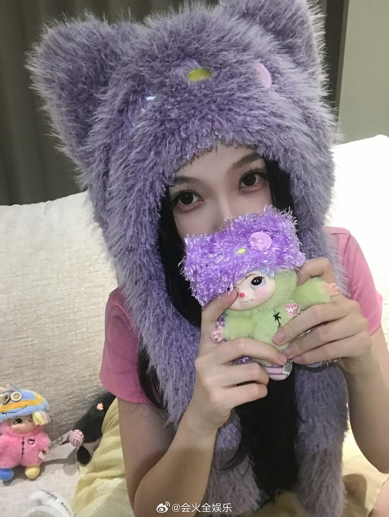 虞书欣和wakuku同款帽子虞书欣戴了和WAKUKU 同款紫色毛绒帽，此女就这样