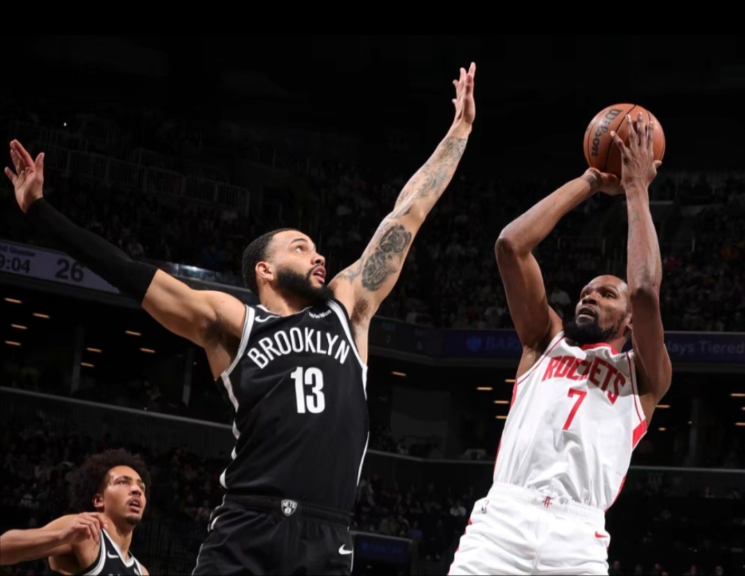 NBA常规赛火箭客场120-96击败篮网，取得4连胜。申京复出，杜兰特重返老东家