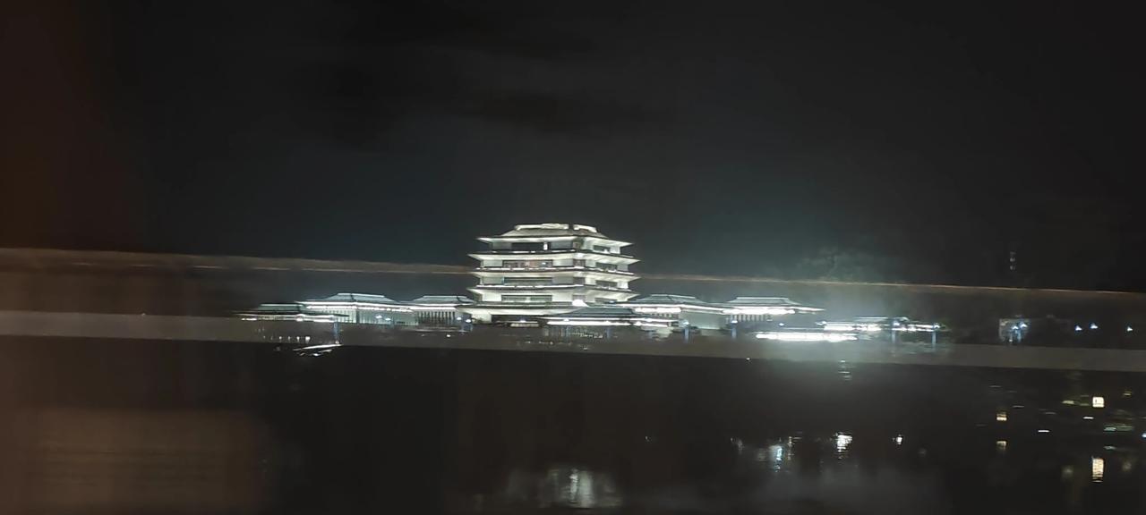 有附近的从化街坊知道是什么地方吗？
晚上回广州，路过从化温泉，流溪河边有一座建筑