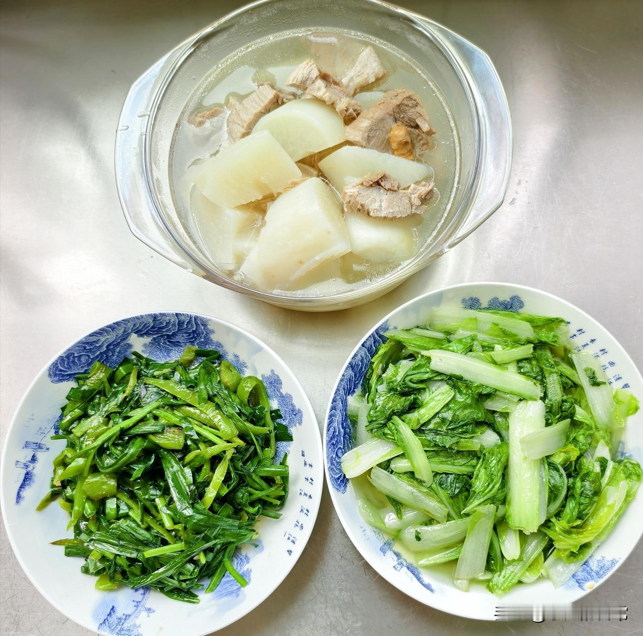 又到了外出散步，要找有树遮阴的季节了。

上午我们俩出去散步，老伴说时间有点晚，
