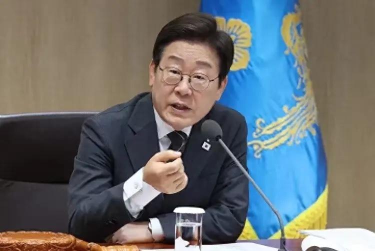 果然，李在明的“野心”很大，他表示韩国将收回作战指挥权。当地时间10月1日上午，