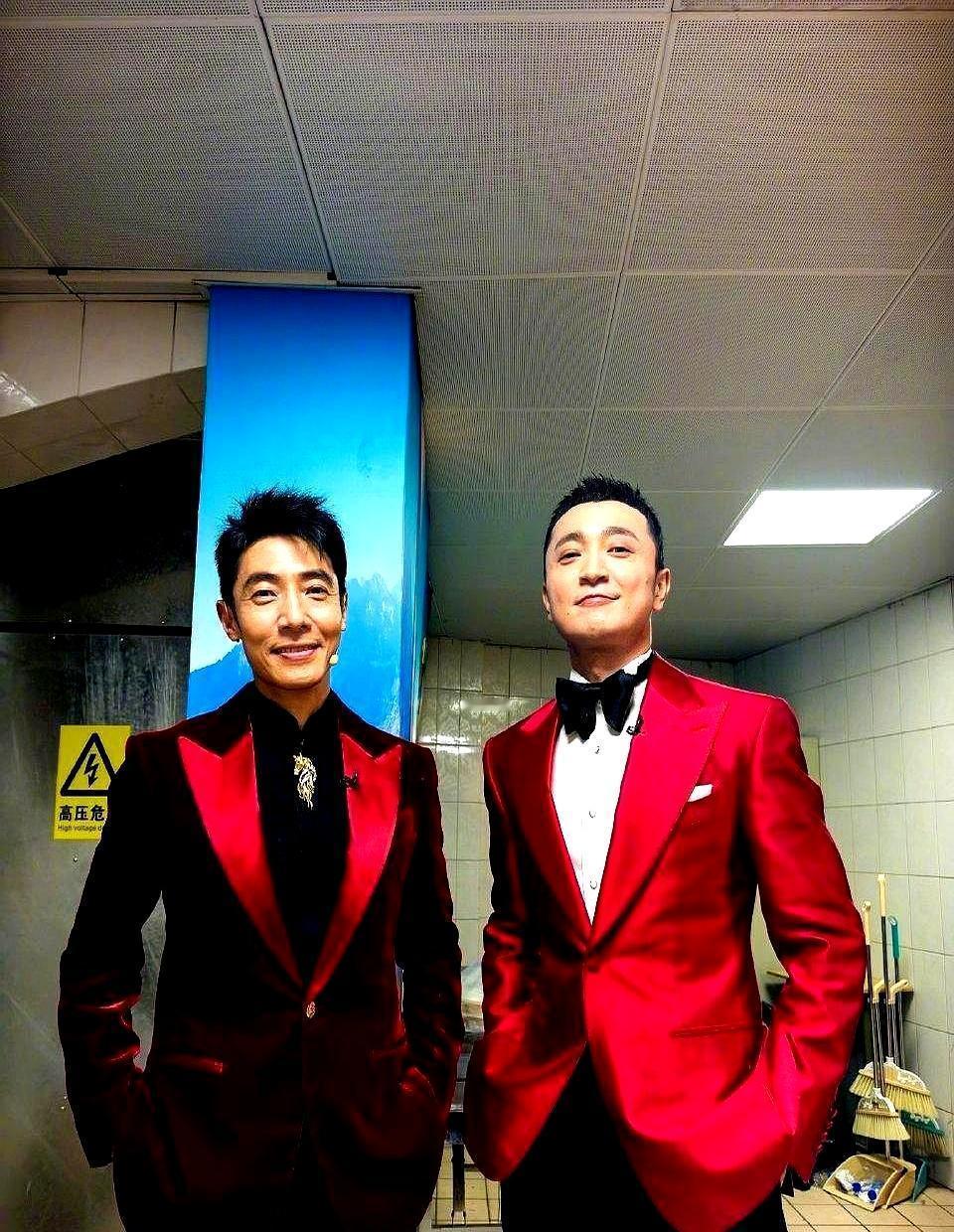 零点钟声刚过，任鲁豫走下台，撒贝宁和尼格买提立刻围上去紧紧抱住他。
撒贝宁拍着他