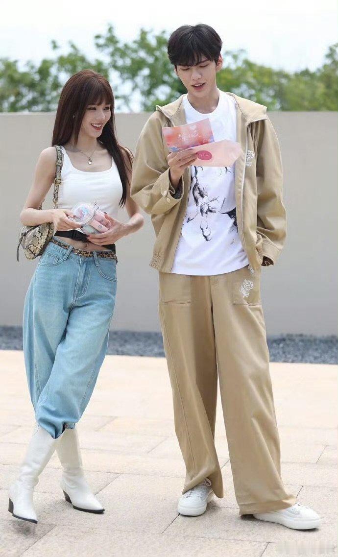 张予曦毕雯珺深情眼团综 家人们，这深情眼也太好嗑了，团综里随便一个镜头都能截成壁