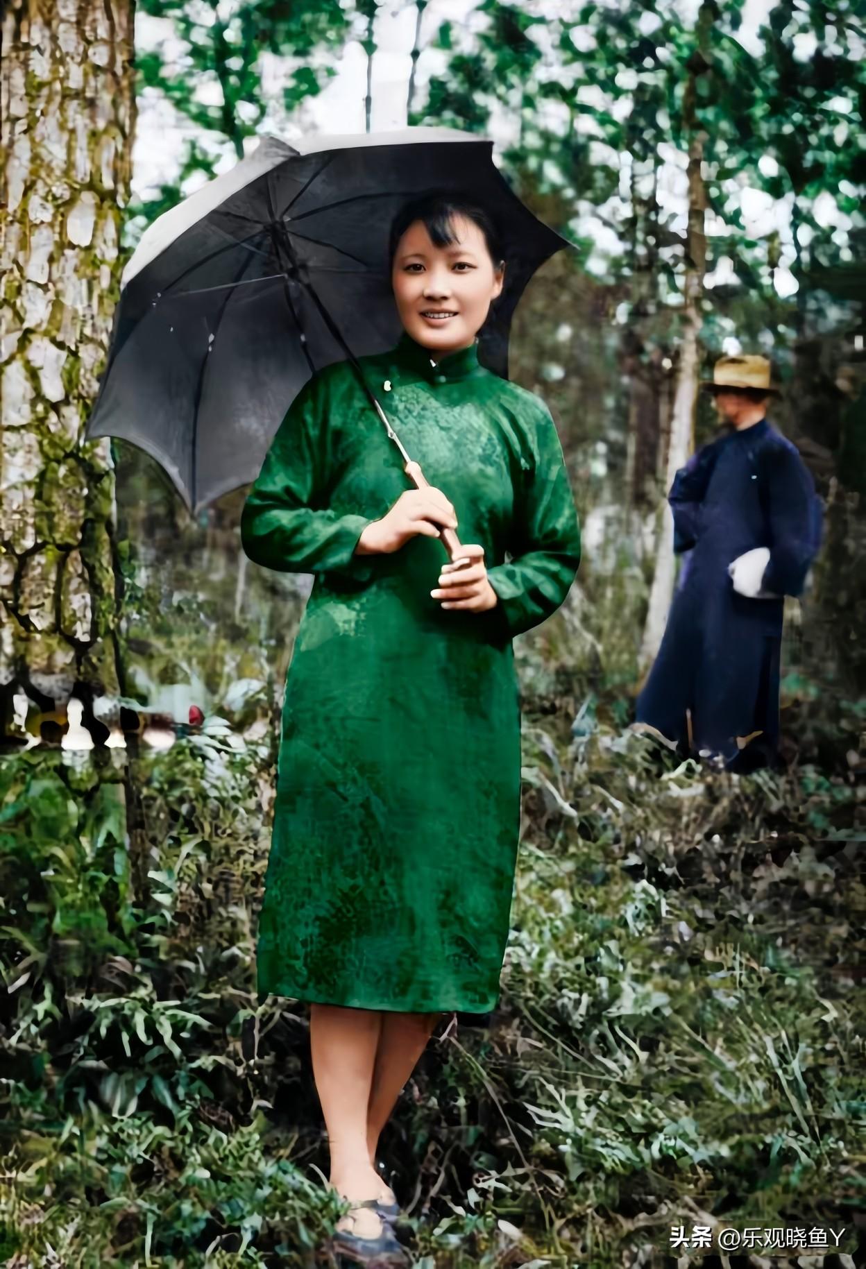 上世纪三十年代，在重庆郊外山林的宋美龄。这绝非演戏，也绝非电视里的演员所饰演的，