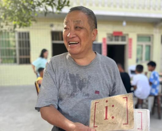 “太感动了！”8月6日重庆一位76岁高龄退休老教授刘晓生，经常去贵州避暑，在此期