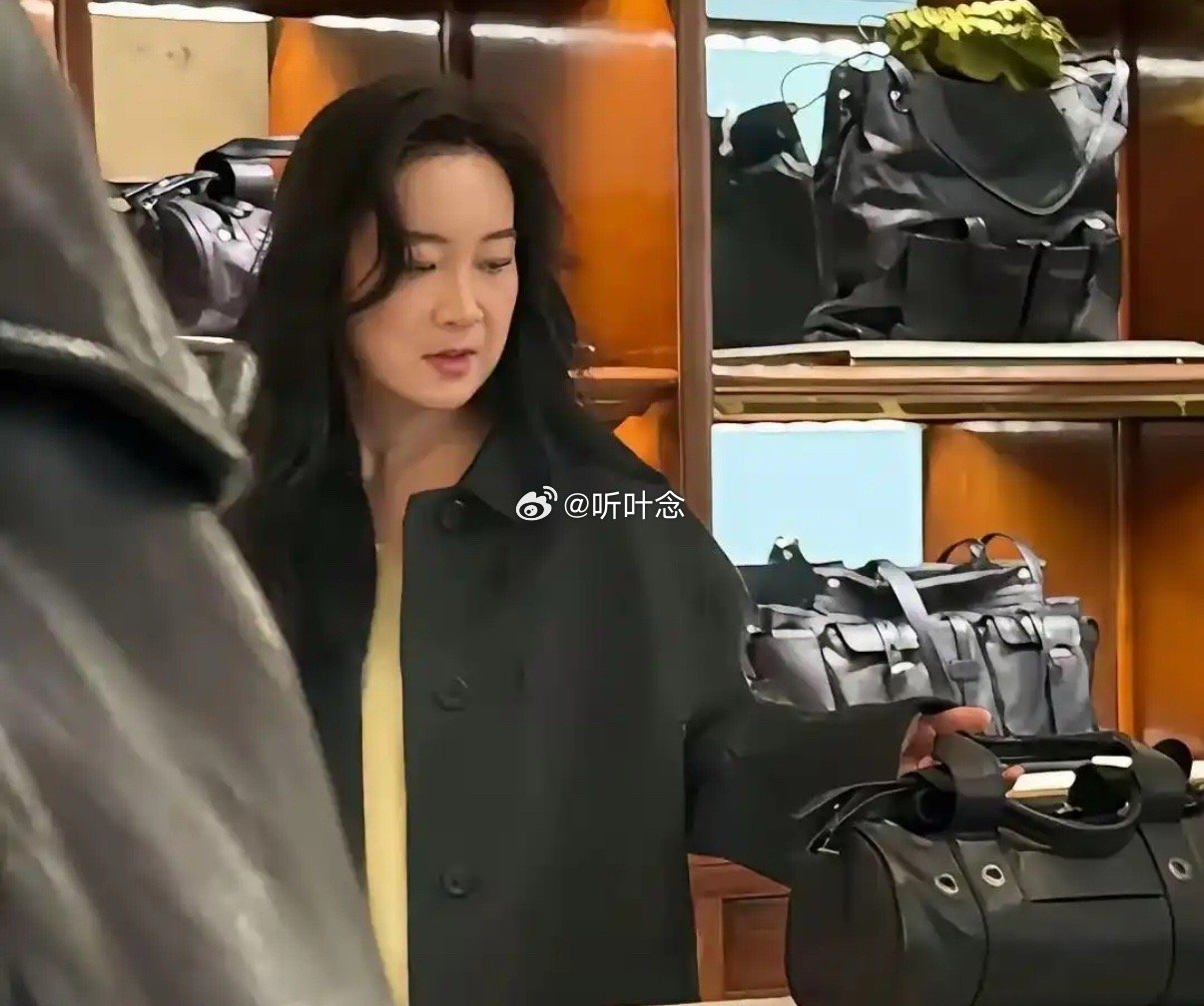 贾玲已经完全是另一个人了，不再是搞笑，而是高冷时尚 