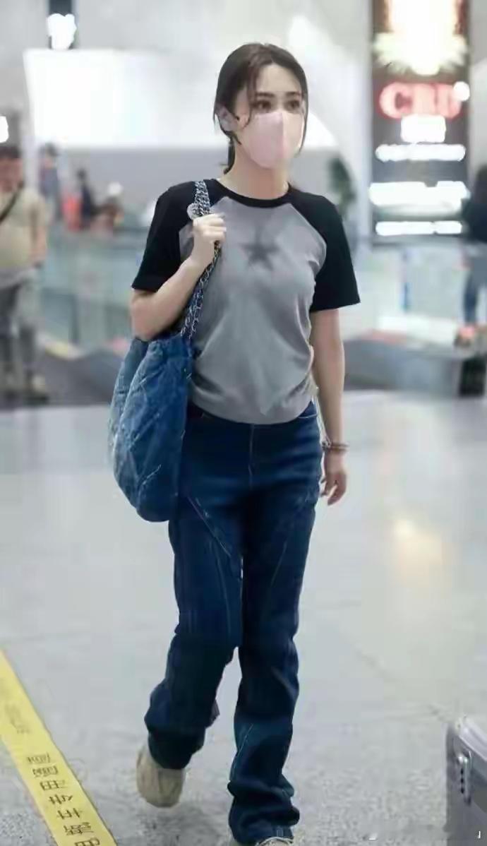 阿娇虽然瘦成这样，但颜值依旧很顶，尤其是眉与眼明眸皓齿！ 