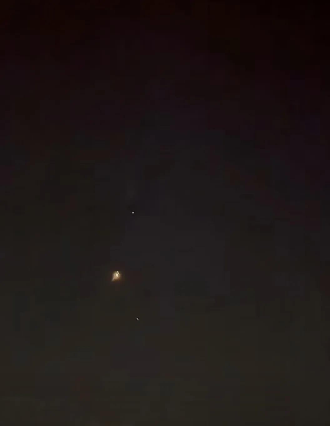 稍早前伊朗向以色列发起新一轮导弹攻击。从网上发布的4段视频来看，在约旦的美军反导