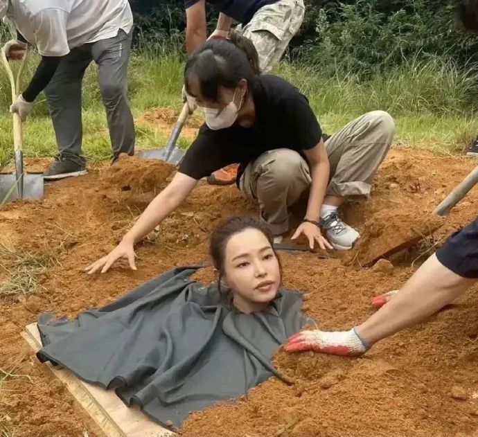 以前傻乎乎的，看活m戏时真以为演员被埋土里……[允悲] ​​​