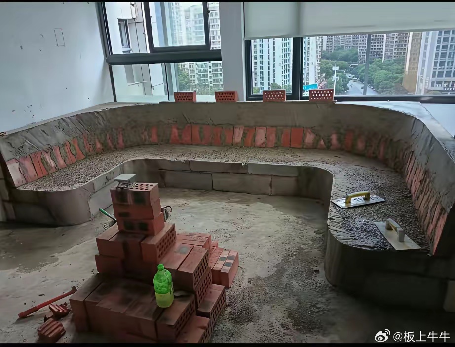 嫌买成品沙发太贵，直接在家用红砖水泥砌了弧形卡座。造型看着挺大气，空间利用得刚刚
