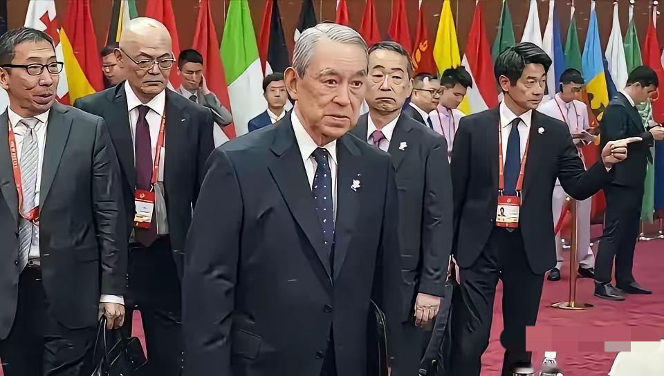 日本民间商贸团和访问团不断访华，那耐性真是让人“佩服”。就算不被接见，也能不厌其