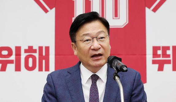 韩国地方选举落幕，政坛格局迎来明显变动。执政党共同民主党一举拿下 12 个道知事