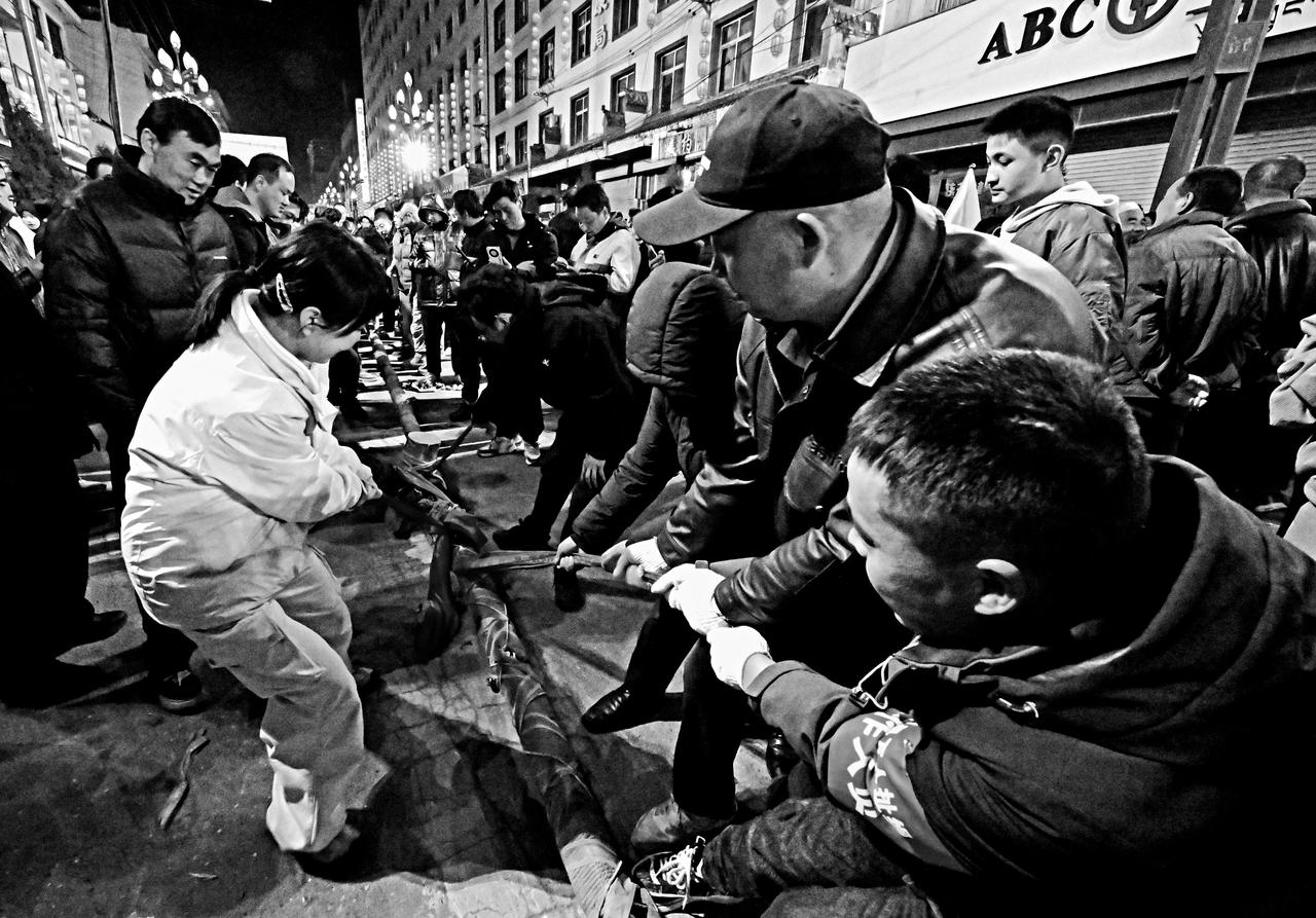 力拔山河晒图笔记大赛 
这是甘肃临潭的万人扯绳赛场上，双方队员势均力敌，不相上下