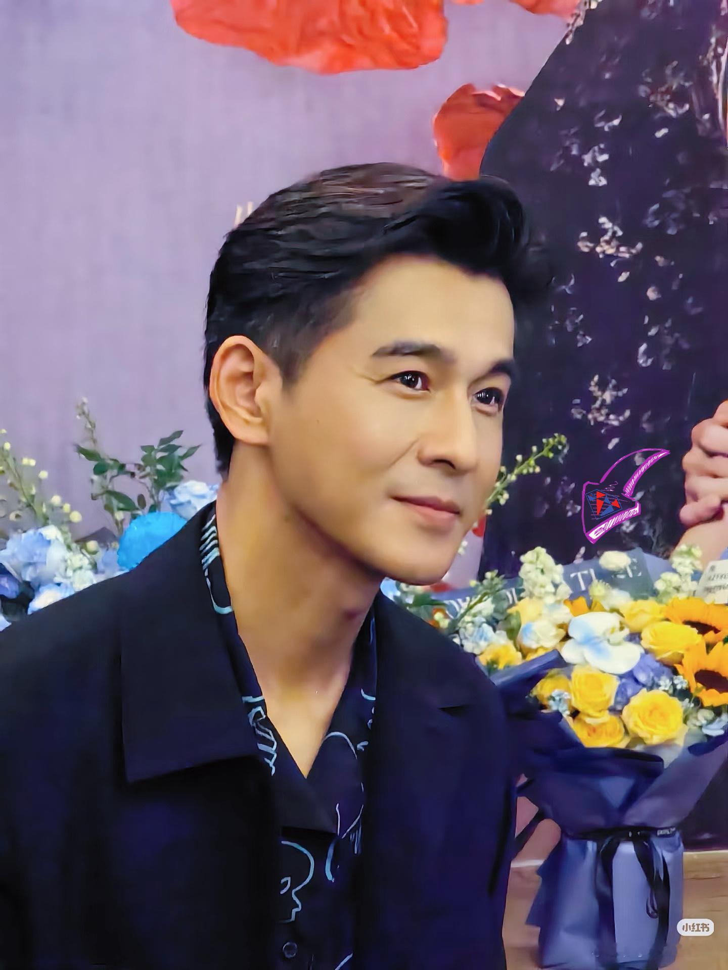 乔振宇  乐乐送的花忘拍照了，就和宇哥美美的合个影吧乔振宇范柳原乔振宇倾城之恋