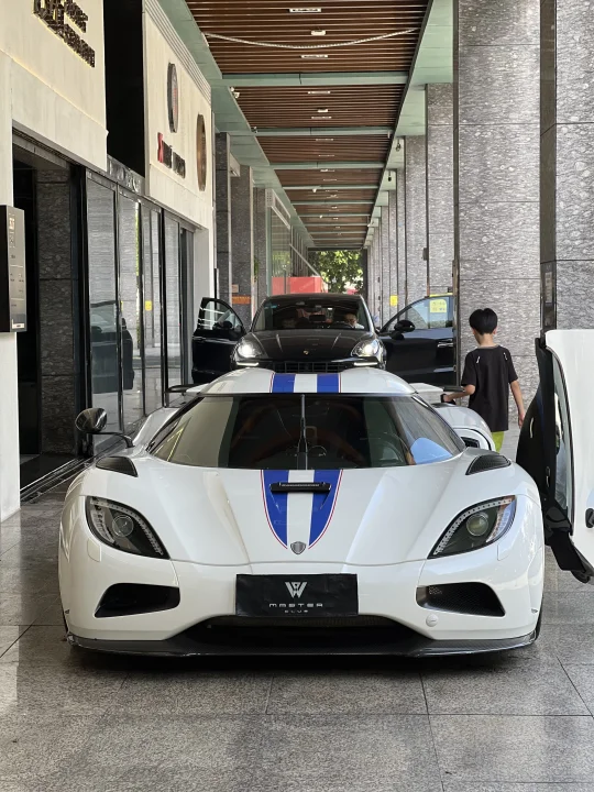 深圳一年才能见到一次的科尼赛格AgeraR 真的是太帅了，不愧是超跑界...