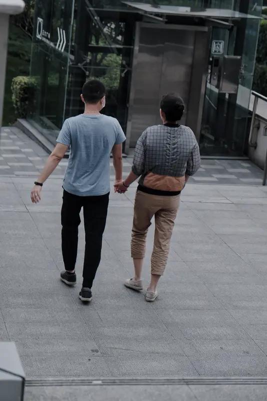 在春意盎然的车站，人来人往也挡不住那对情侣间的深情。女孩送男友入伍，满眼都是不舍