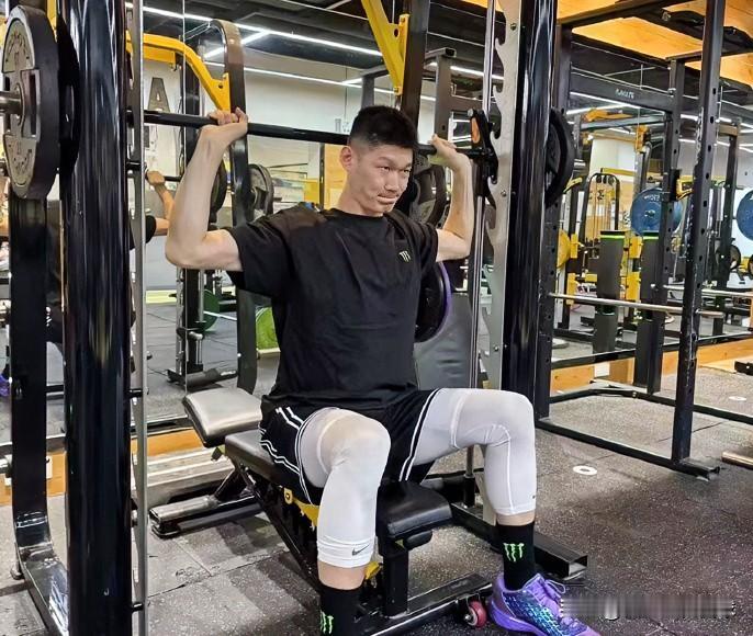 孙铭徽：大秋，这刚打完CBA总决赛都还没几天，你就开始开练啦？？？
胡金秋：这休