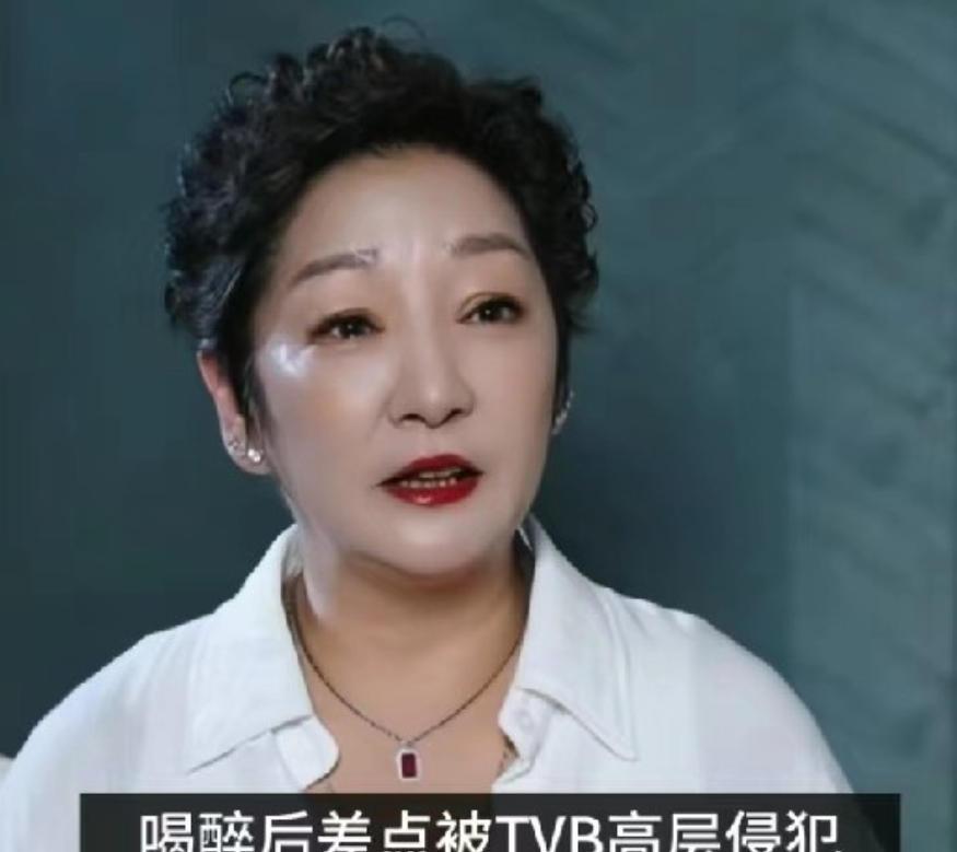 记着问雪梨：“当年侵犯你的TVB高层到底是谁啊？”雪梨一脸害怕：“这个不能说的，