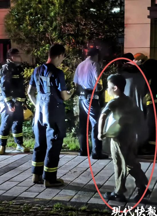 夜里 10 点，江苏泰州。一名 10 岁男孩写作业时感到双眼酸胀，走到阳台透气。