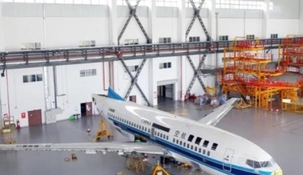 南航退役的波音737-700曾在贵阳机场拆解，本以为是拆废铁，结果发动机舱里直接
