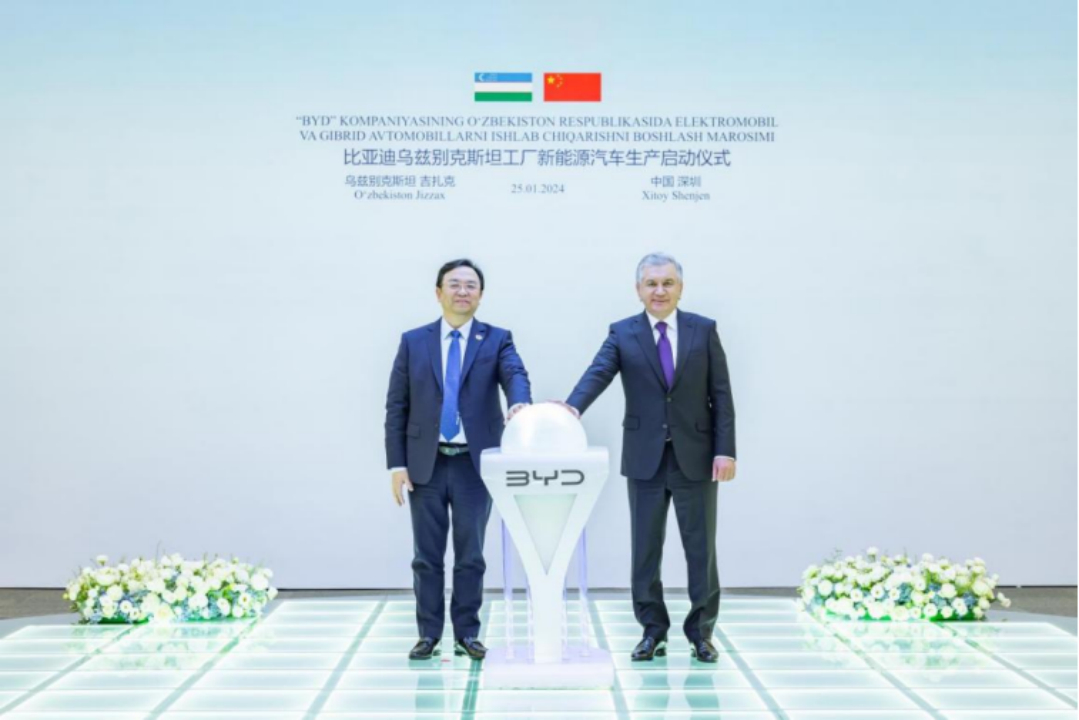 乌兹别克斯坦独立35周年，总统米尔济约耶夫为比亚迪中亚及高加索地区总经理曹爽颁发