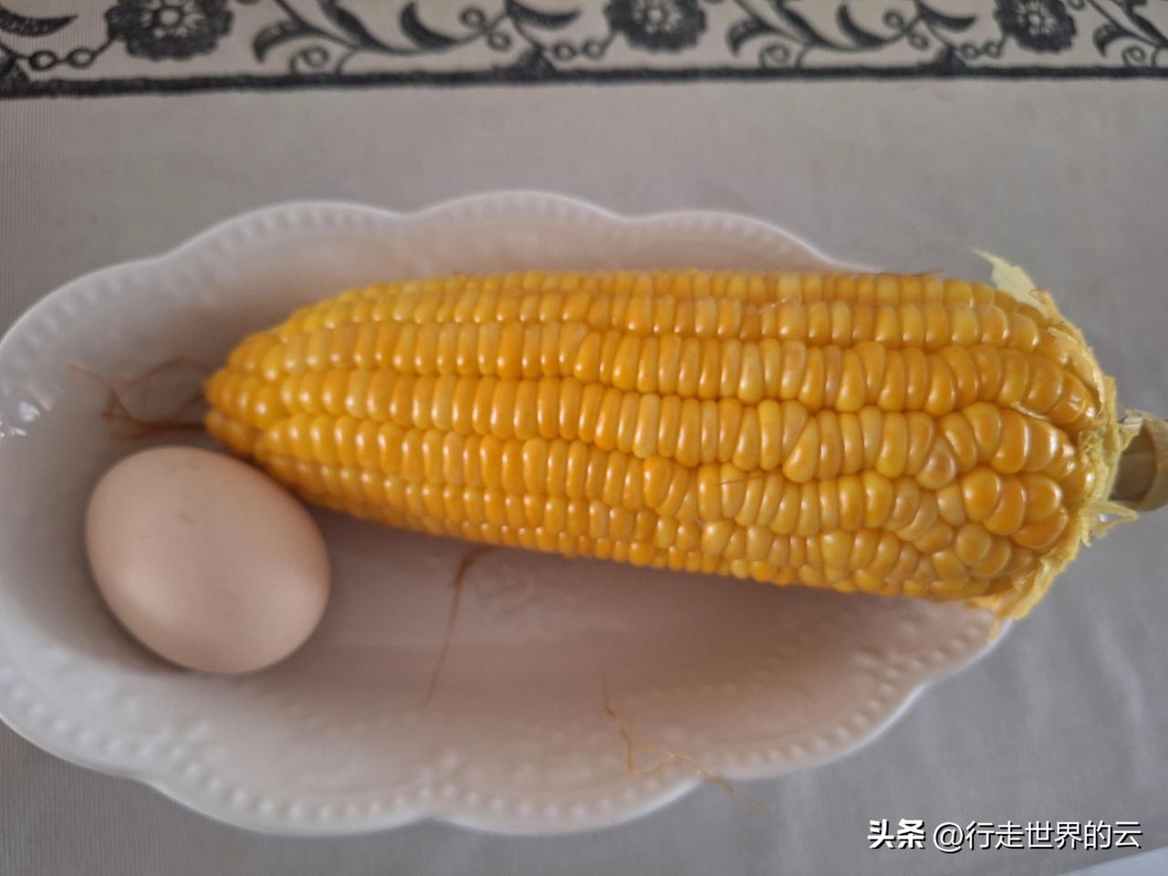 吃着玉米，想起《神雕侠侣》中的经典一幕，电视中，小龙女说，“过儿，古墓丽还有几个