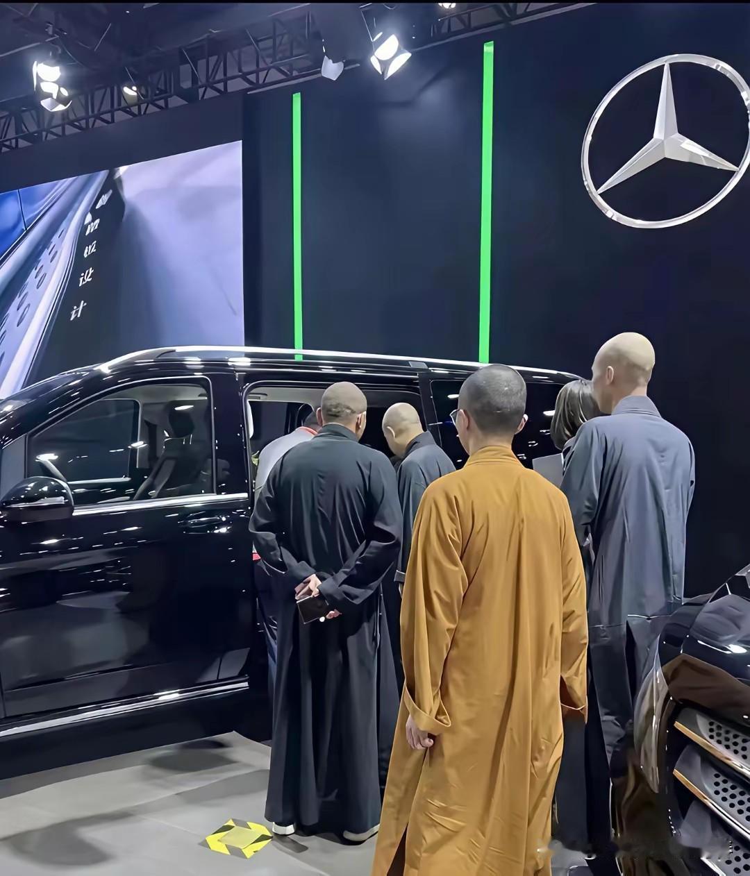 我怀疑他们把善男信女给佛祖的钱挪用了，这样佛祖会不会生气啊？