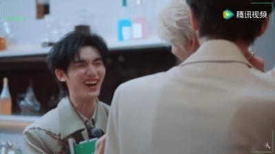 刘宇宁丁程鑫是男人就抢到饭卡开始推理吧 两人一边聊案情一边抢饭卡，手都在抖，你们