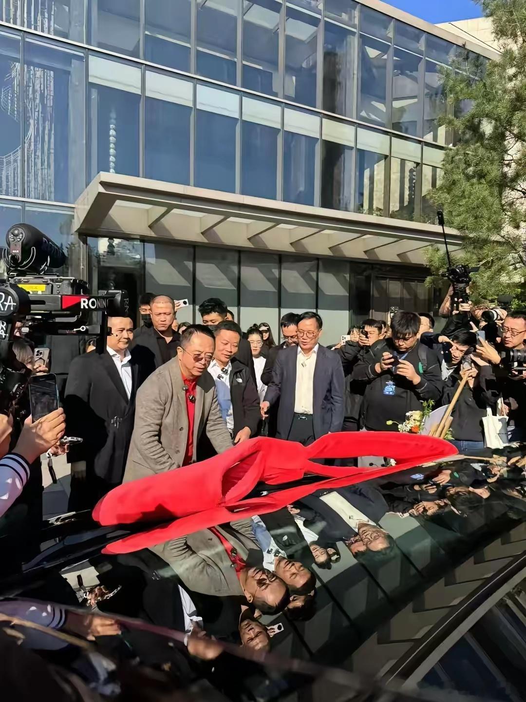 周鸿祎喜提小鹏X9，何小鹏亲自交车。别老拿人家没驾照来说事儿，我觉得应该继续保持