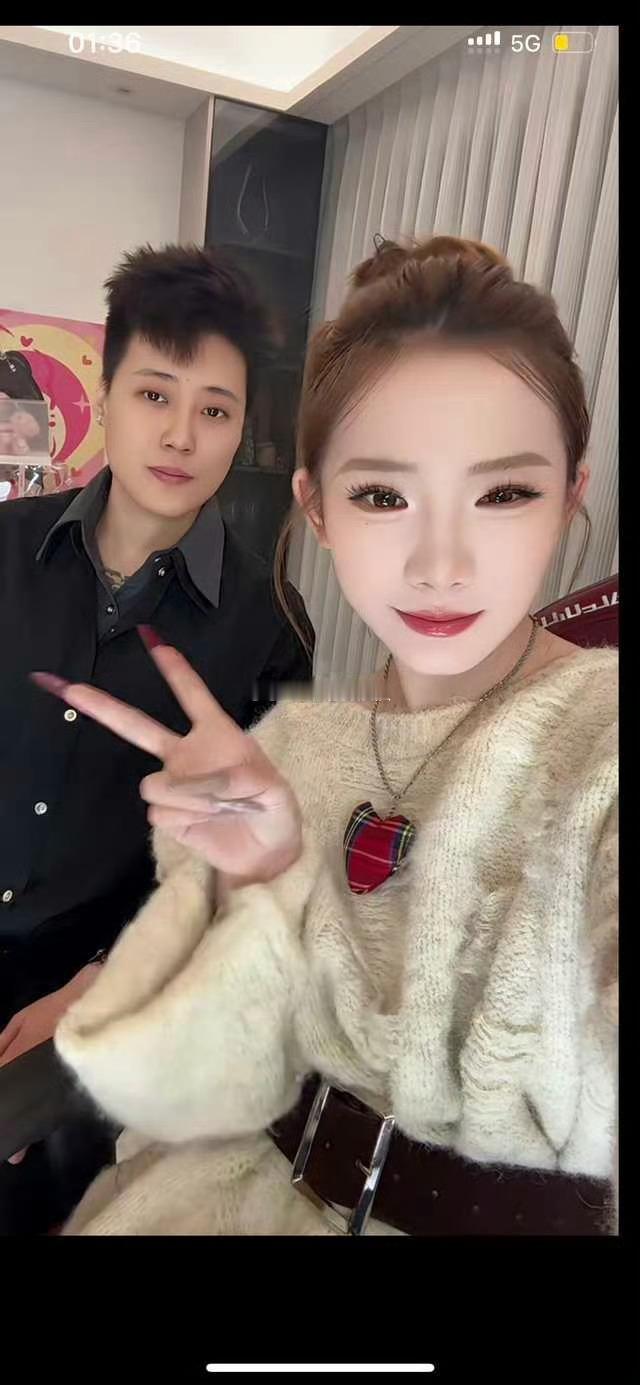 辛洋粉丝疯了。倩雯穿个衣服也要被骂辛洋估计老无奈了。当初辛洋依玥分开，好意思怪p