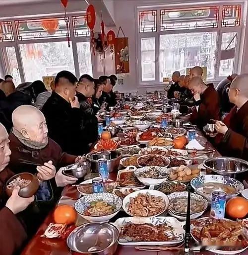 《斋饭》

文/范圣嘉

自古和尚食素餐，
曾几何时被推翻。
清规戒律不解馋，