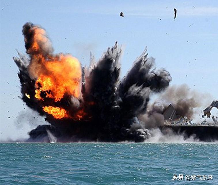 伊朗的一艘护卫舰在斯里兰卡南部海域被击沉

护卫舰上一共约180人，101人失踪