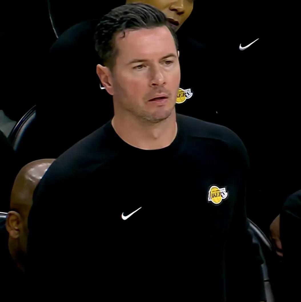 湖人阵容不错的
雷迪克不会排兵布阵而已
参考独行侠打进总决赛的那年，那些球员个人