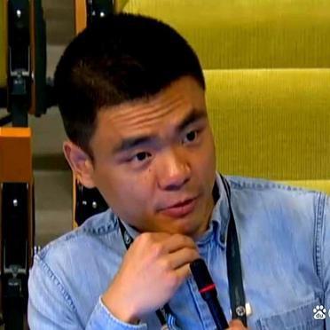 中国记者徐德智在联合国会场站起来，只问了日本代表两个问题。
 
谁炸的日本？
