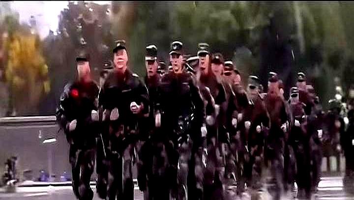 为什么军人的肌肉，看着比健身房健身的人的肌肉硬实有力？
 

班长就那么眼睁睁地