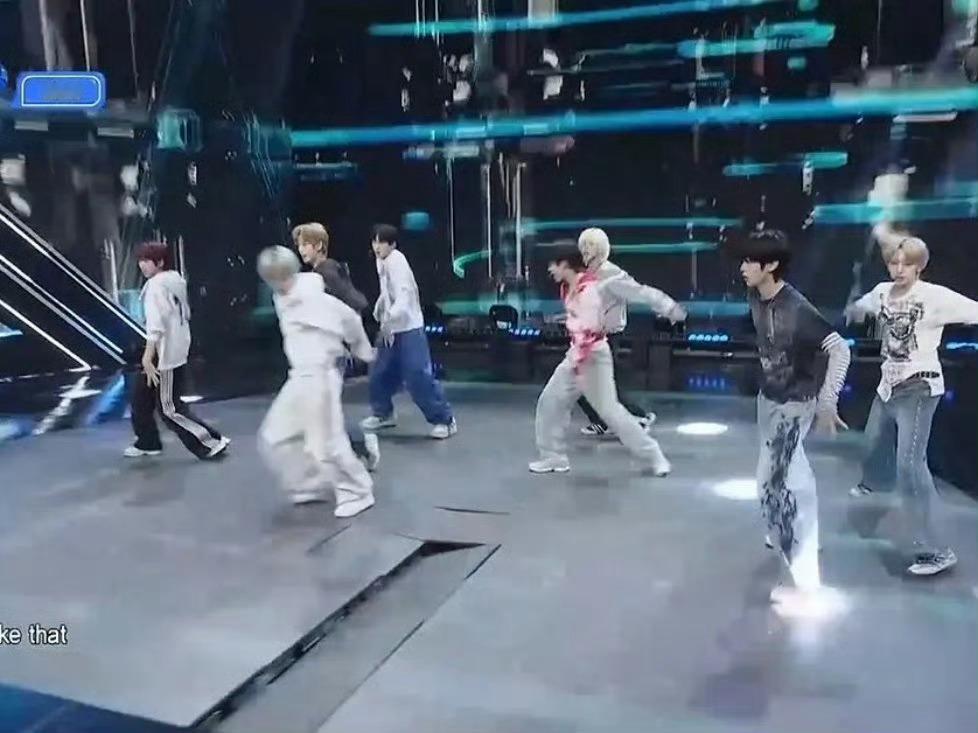 这不怕摔下去啊？太危险了吧？MCD舞台塌了