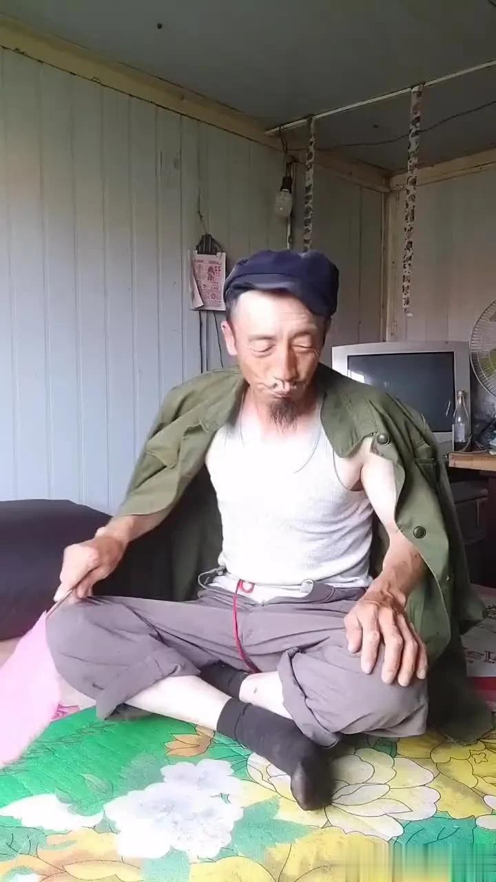 上联：床够大，被够宽，想咋翻就咋翻
高手赐下联：？？？