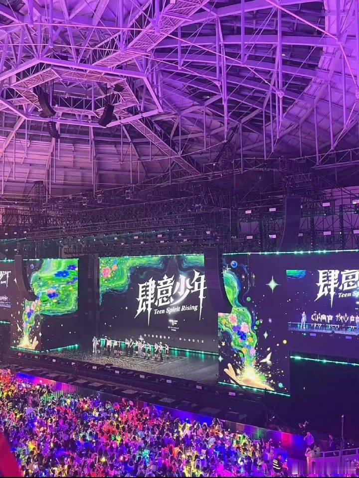 之前到底是谁造谣陈奕恒跑粉啊，他这紫海灯牌闪爆渝北了都。。灯牌陈奕恒公演 ​​​
