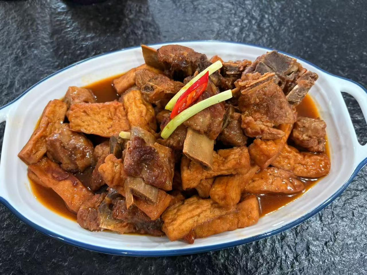 家常红烧牛排豆干，色香味俱全，下饭神器！😋🍚