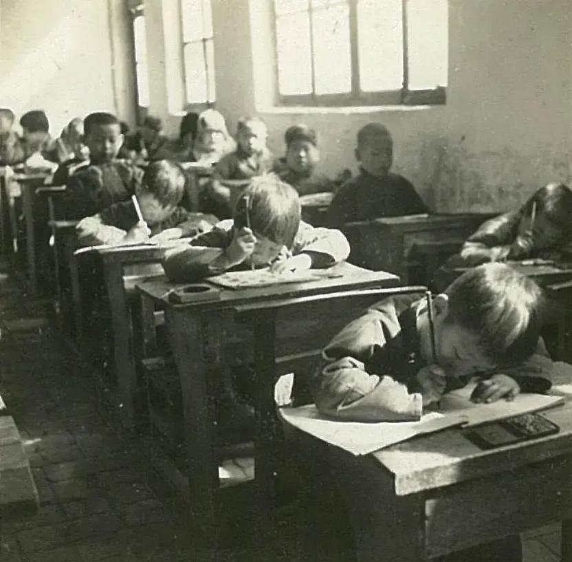 小学生（1938年北京）
照片涞源:《华北交通写真集》。老照片里的北京 ​​​