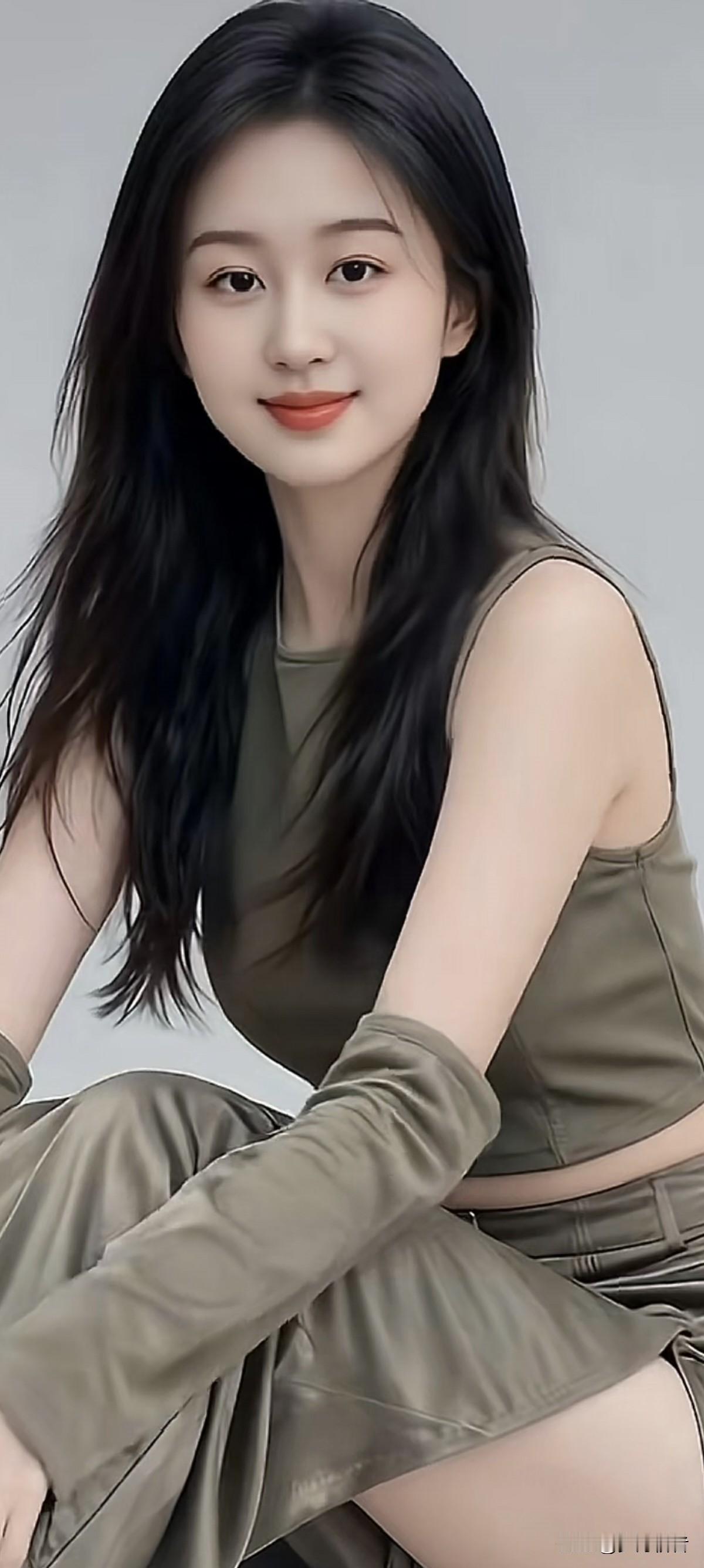 绿衣美人坐，笑语动芳心。