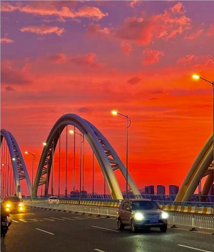 夕阳染尽一江水，
晚霞映红半边天！